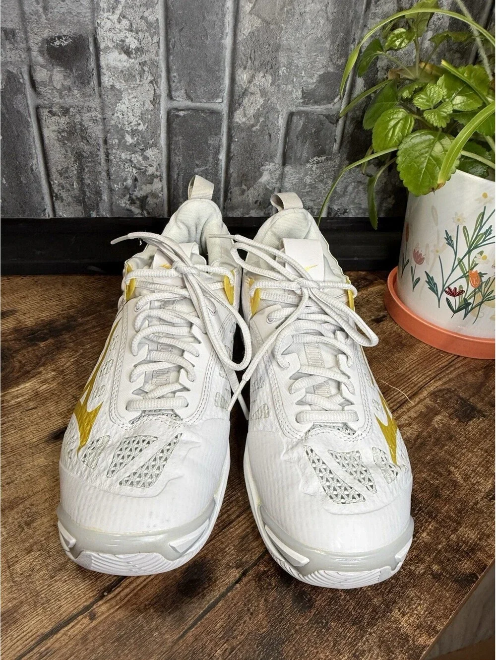 Mizuno White/Gold Low Top Lace-Up Men's Athletic Sneaker Style Code 430260